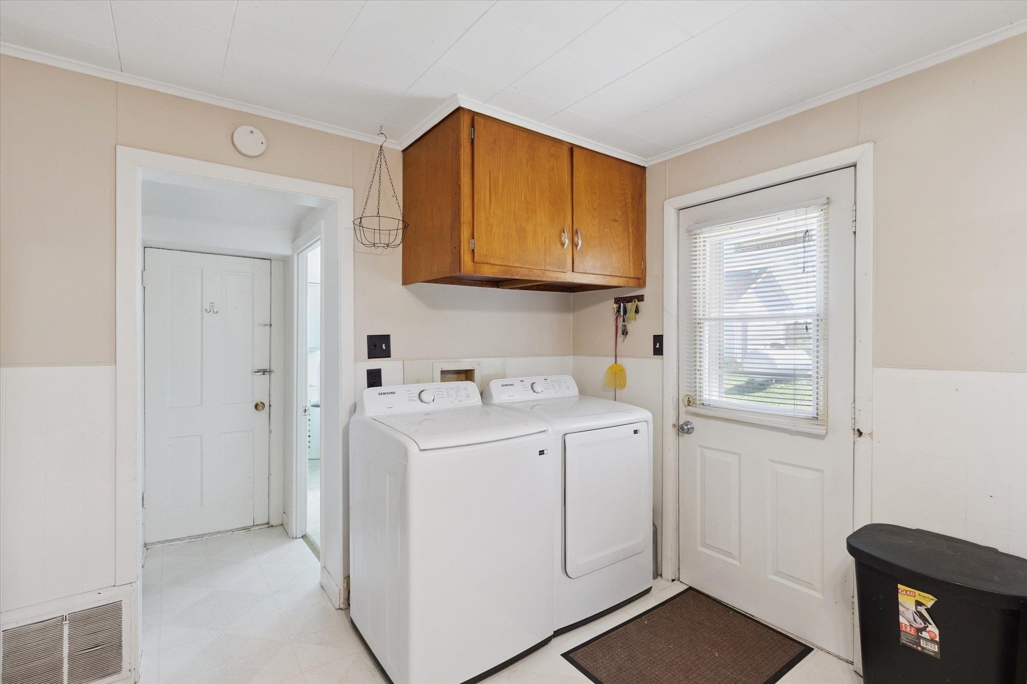 2683 West Florence Road Freeport, IL 61032 - Photo 15 of 36 a utility room with cabinets washer and dryer