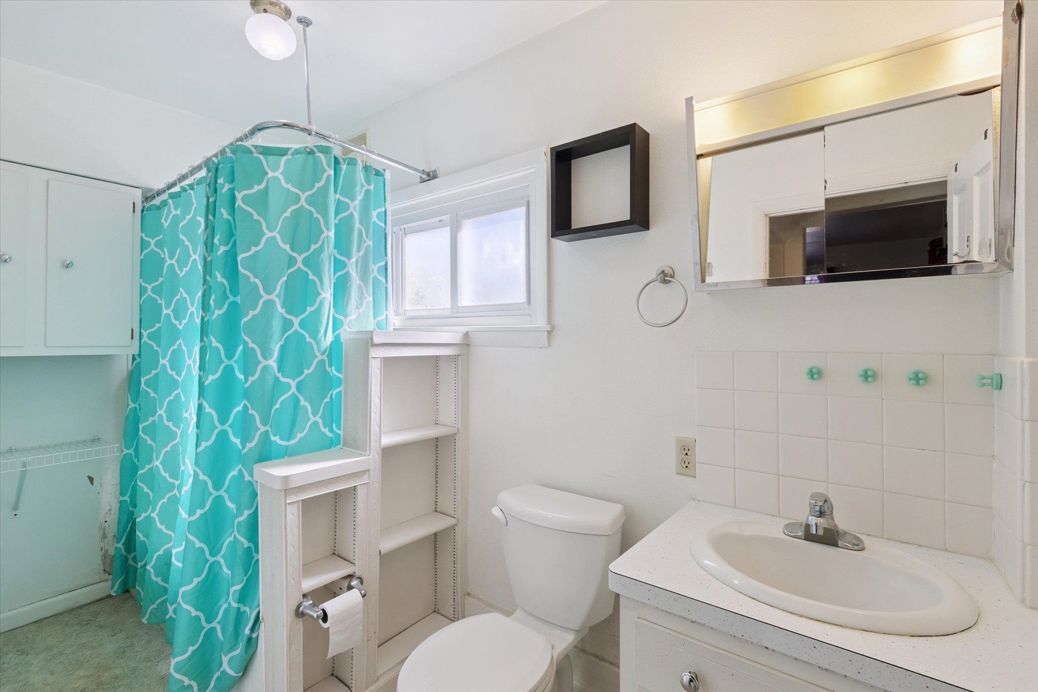 2683 West Florence Road Freeport, IL 61032 - Photo 20 of 36 a bathroom with a toilet sink and mirror