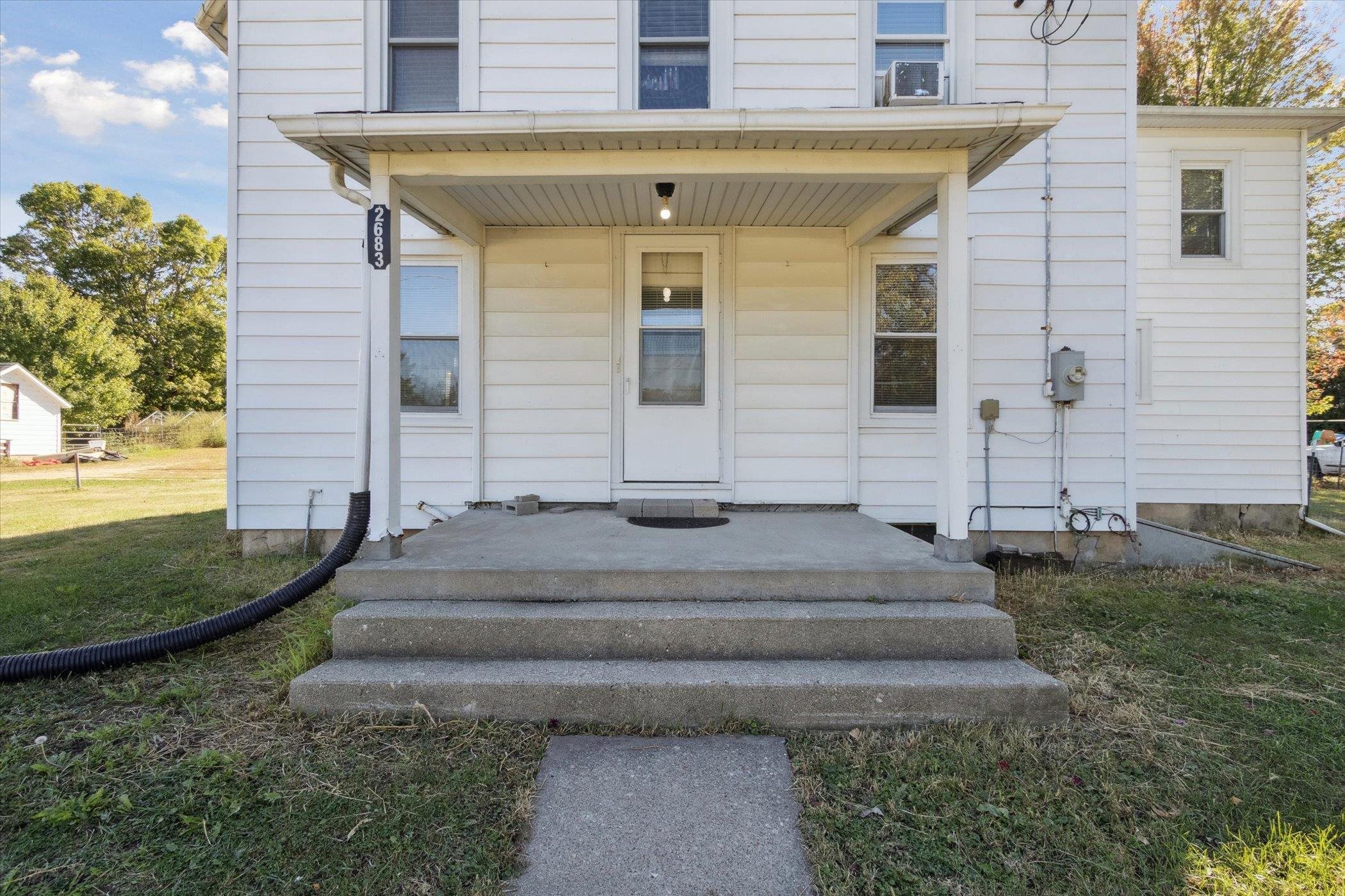 2683 West Florence Road Freeport, IL 61032 - Photo 5 of 36 a front view of a house