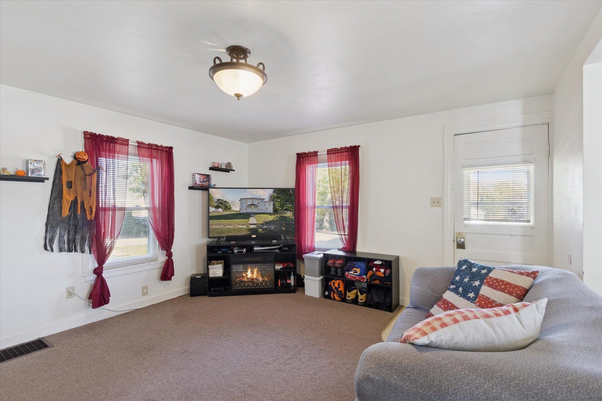 2683 West Florence Road Freeport, IL 61032 - Photo 7 of 36 a living room with furniture and a flat screen tv