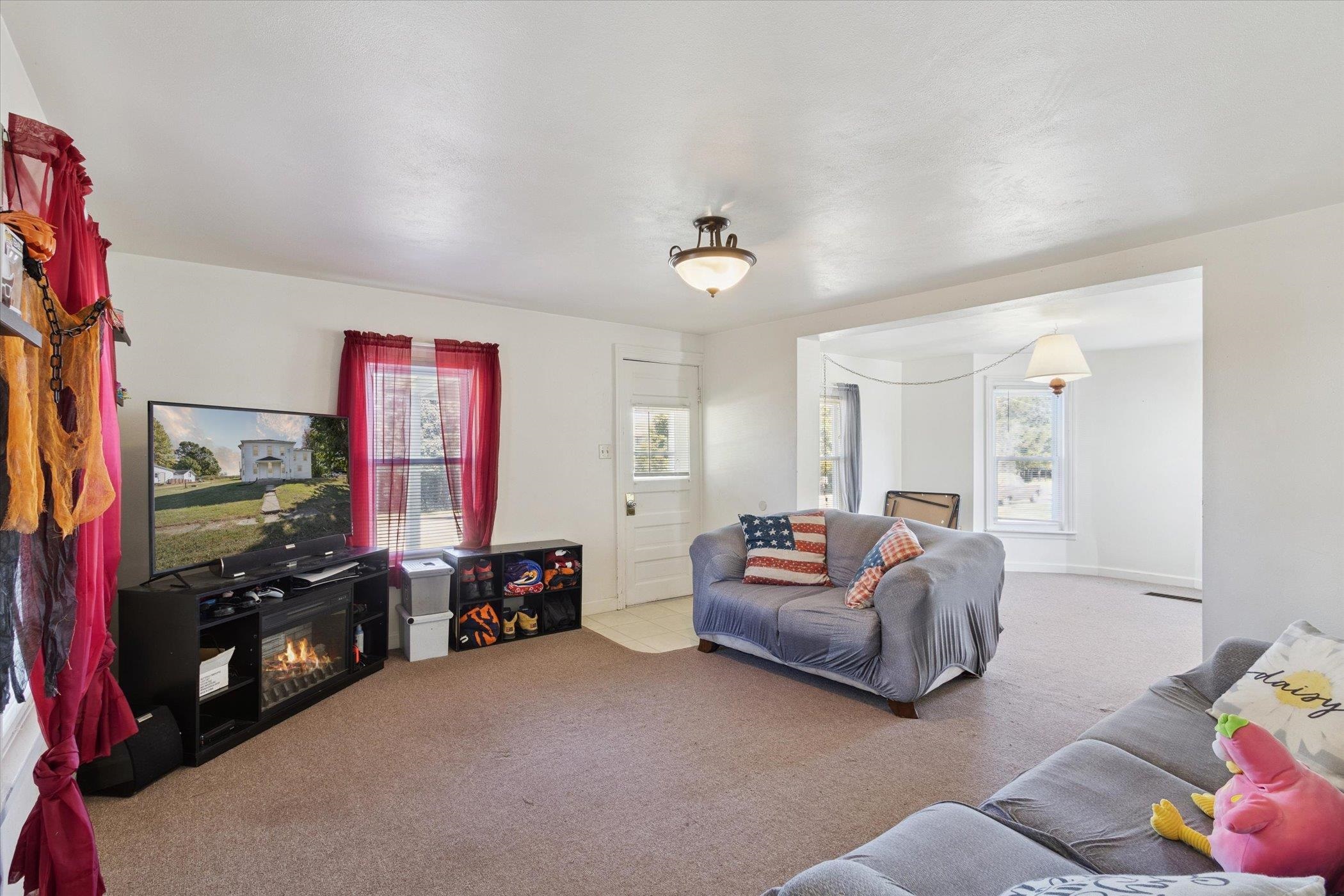 2683 West Florence Road Freeport, IL 61032 - Photo 8 of 36 a living room with furniture and a flat screen tv