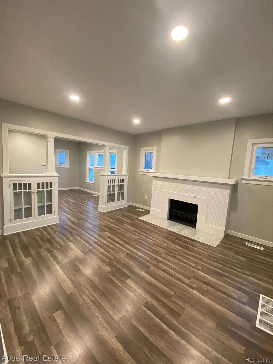 8140 South State Road Goodrich, MI 48438 - Photo 4 of 21 Living room