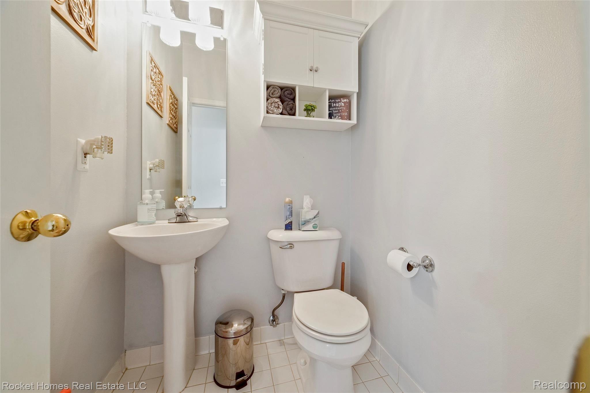 138 Eagle Ridge Road Lake Orion, MI 48360 - Photo 15 of 39 015-photo-powder-room-9004571.jpg