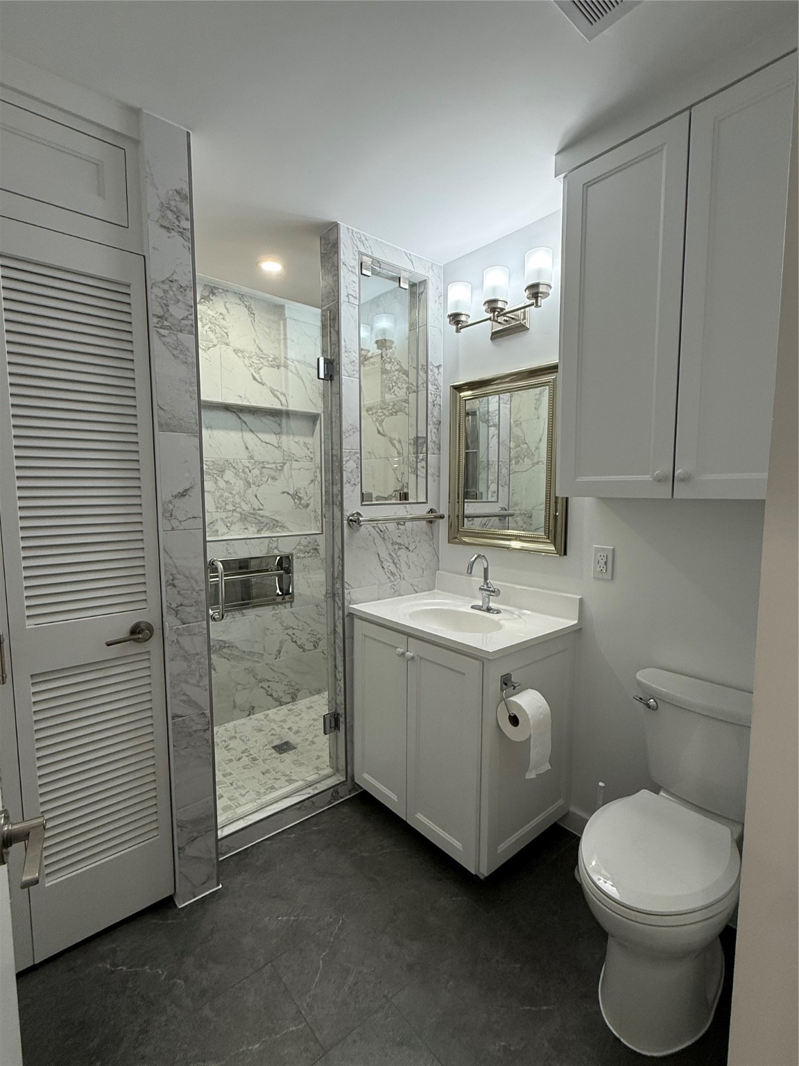 4040 San Felipe Street, Unit 247 Houston, TX 77027 - Photo 14 of 29 Newly renovated secondary bath with standup shower