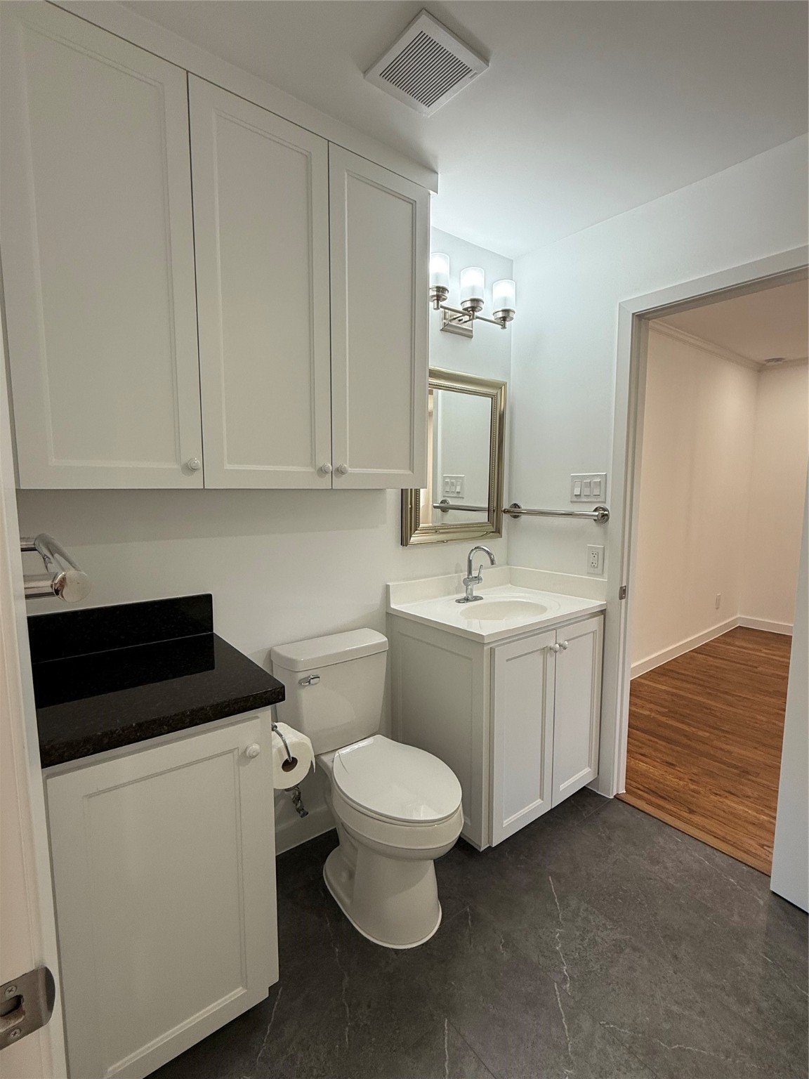 4040 San Felipe Street, Unit 247 Houston, TX 77027 - Photo 20 of 29 Full bath between the two bedrooms