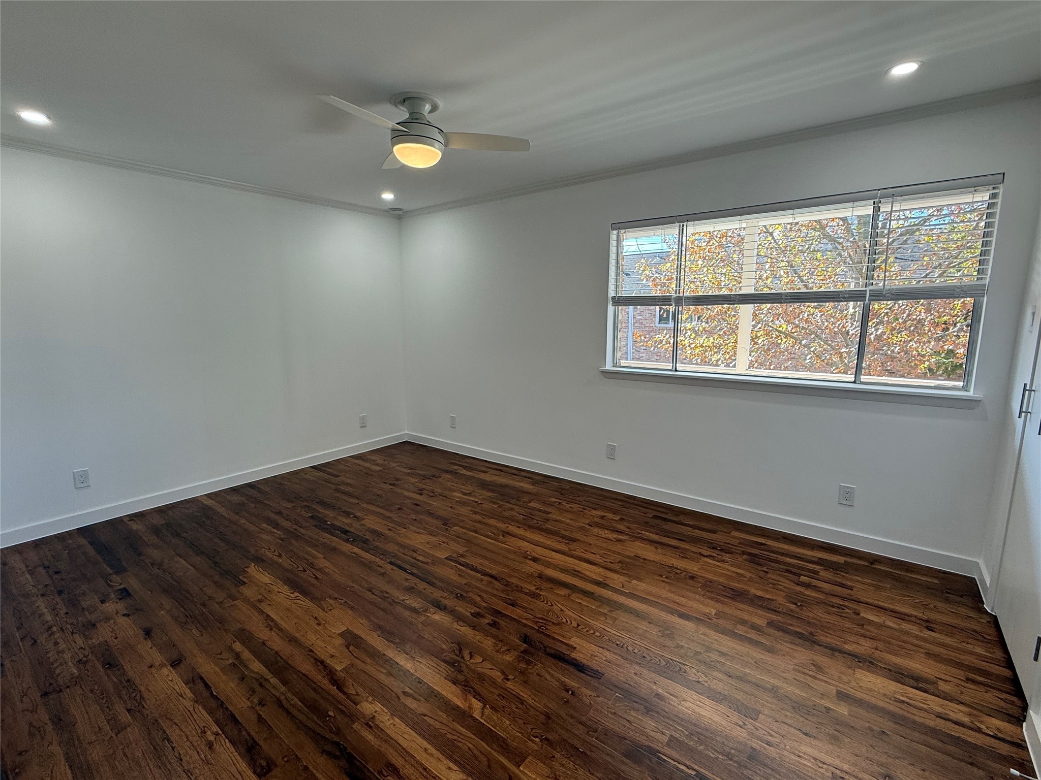 4040 San Felipe Street, Unit 247 Houston, TX 77027 - Photo 23 of 29 Larger bedroom with warm wood flooring