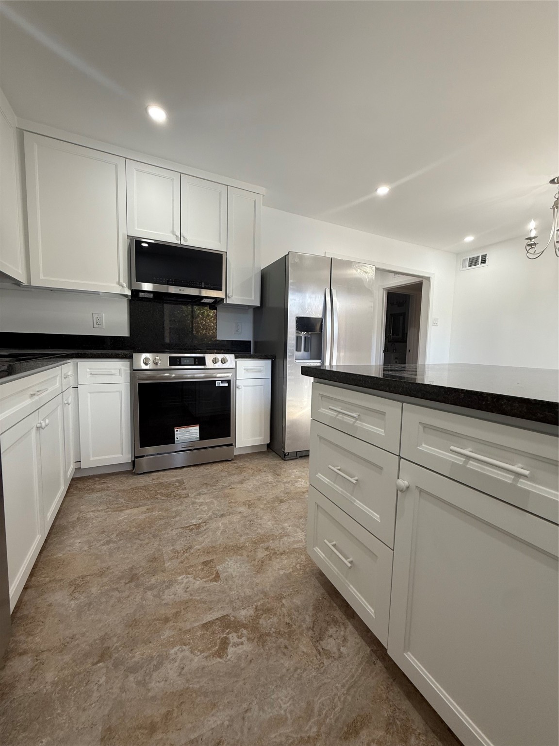 4040 San Felipe Street, Unit 247 Houston, TX 77027 - Photo 10 of 29 Dark granite counters