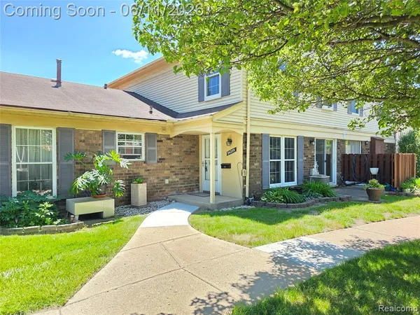 $99,000 | 34299 Garfield Circle, Unit 2, Fraser, MI 48026