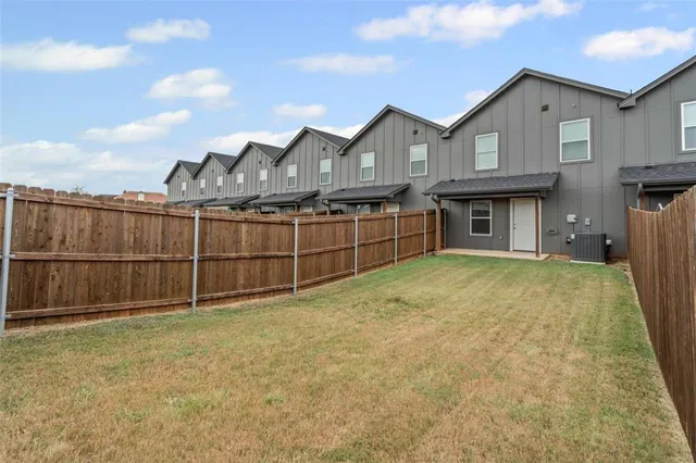 $1,750 | 105 Abbey Park Court, Granbury, TX 76049