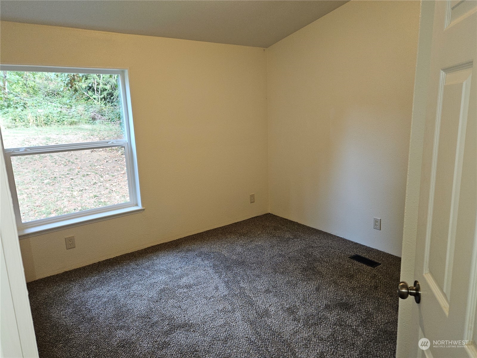 231 Avery Road West Winlock, WA 98596 - Photo 8 of 16 an empty room with a window