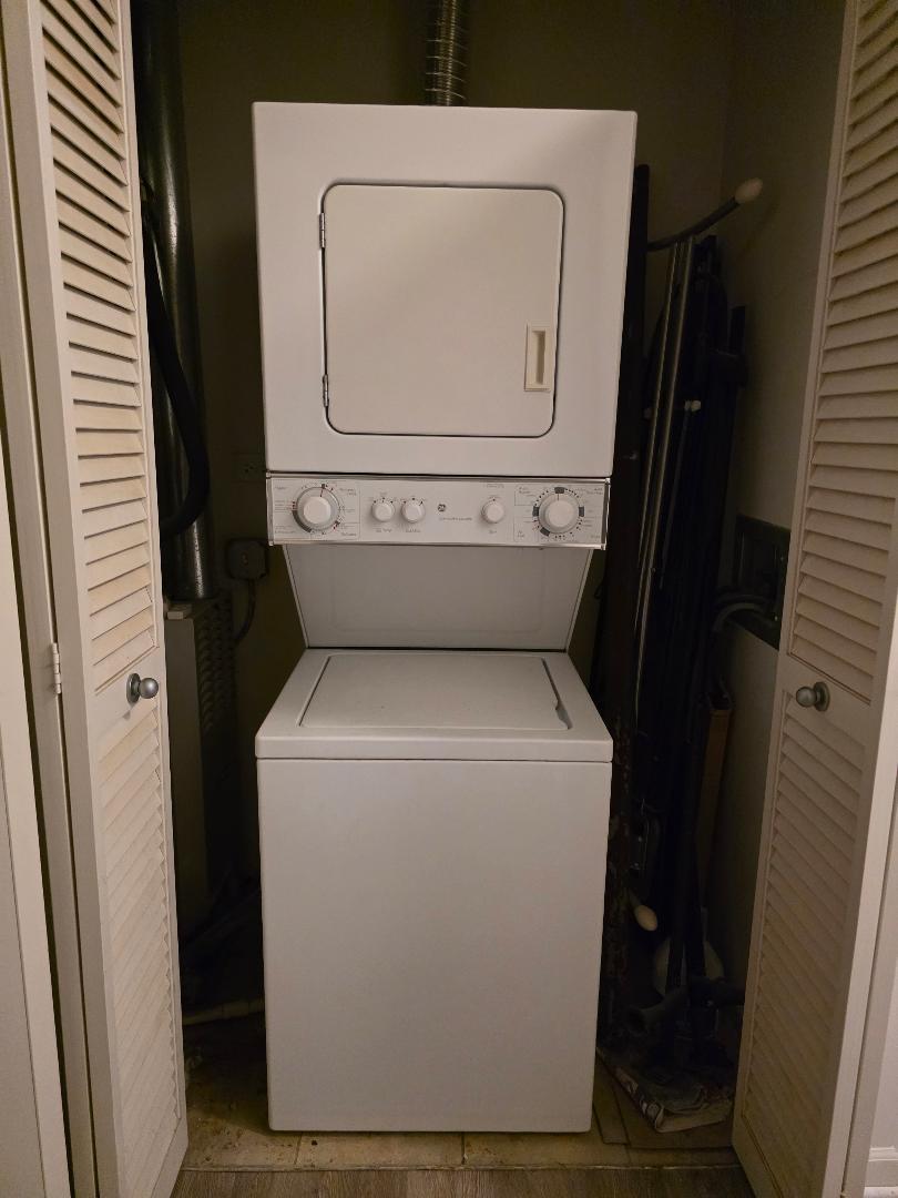 3506 South State Street, Unit 208 Chicago, IL 60609 - Photo 4 of 14 a utility room with dryer and washer