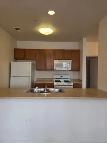 $2,100 | 3506 South State Street, Unit 208, Chicago, IL 60609