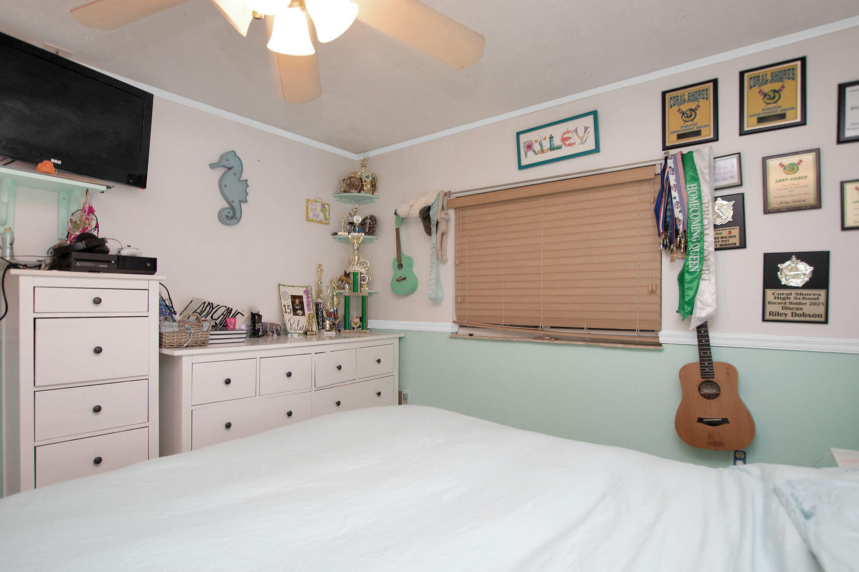 991 Gibraltar Road Key Largo, FL 33037 - Photo 19 of 27 Guest Room