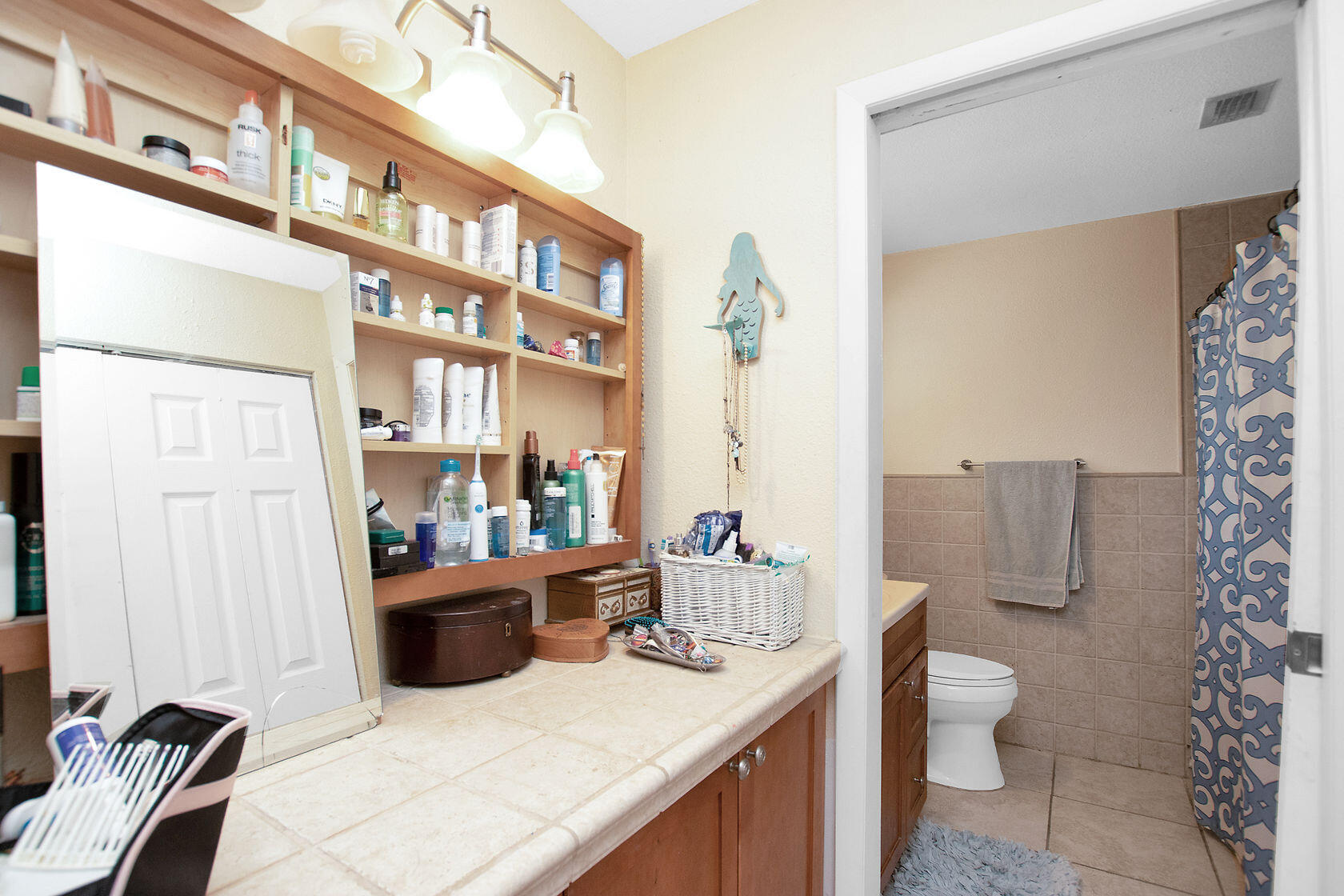 991 Gibraltar Road Key Largo, FL 33037 - Photo 23 of 27 Master Dressing Area