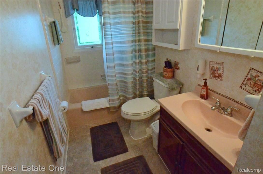 9047 Henderson Road Goodrich, MI 48438 - Photo 7 of 31 Main Level full bath