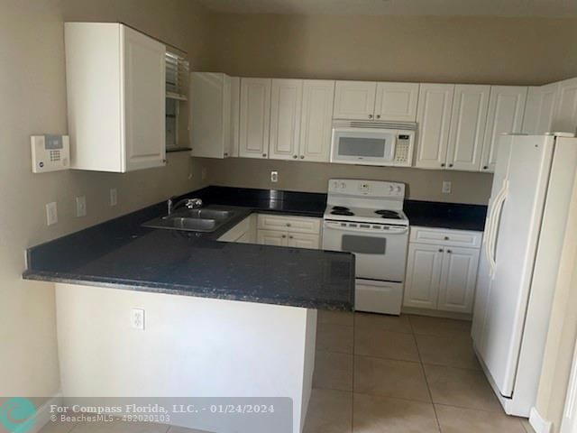 2641 Northeast 4th St Unit 202  