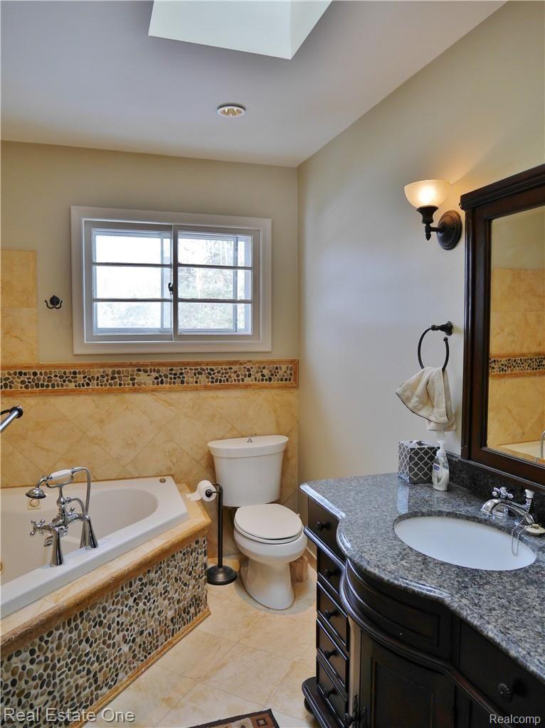 953 South Reading Road Bloomfield Hills, MI 48304 - Photo 13 of 21 hall bath.JPG