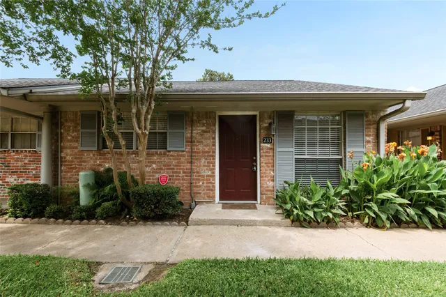 $1,200 | 233 West Tri Oaks Lane, Houston, TX 77043