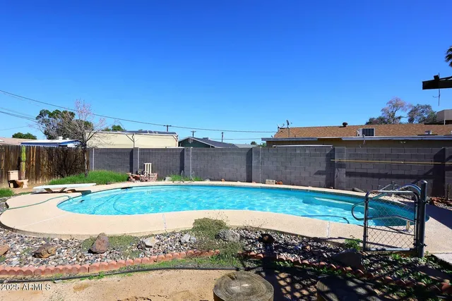 a view of a backyard