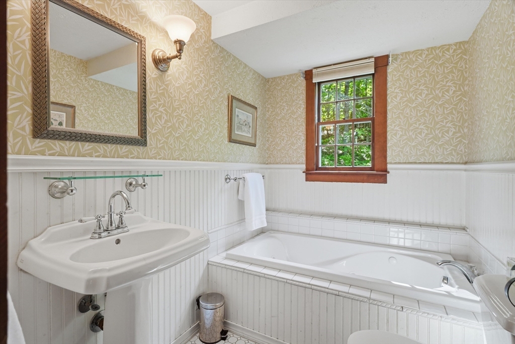 123 Washington Street Boxford, MA 01921 - Photo 9 of 42
