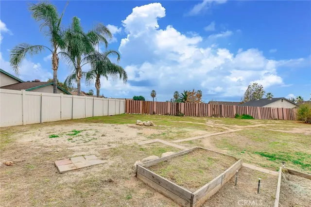 a view of a backyard