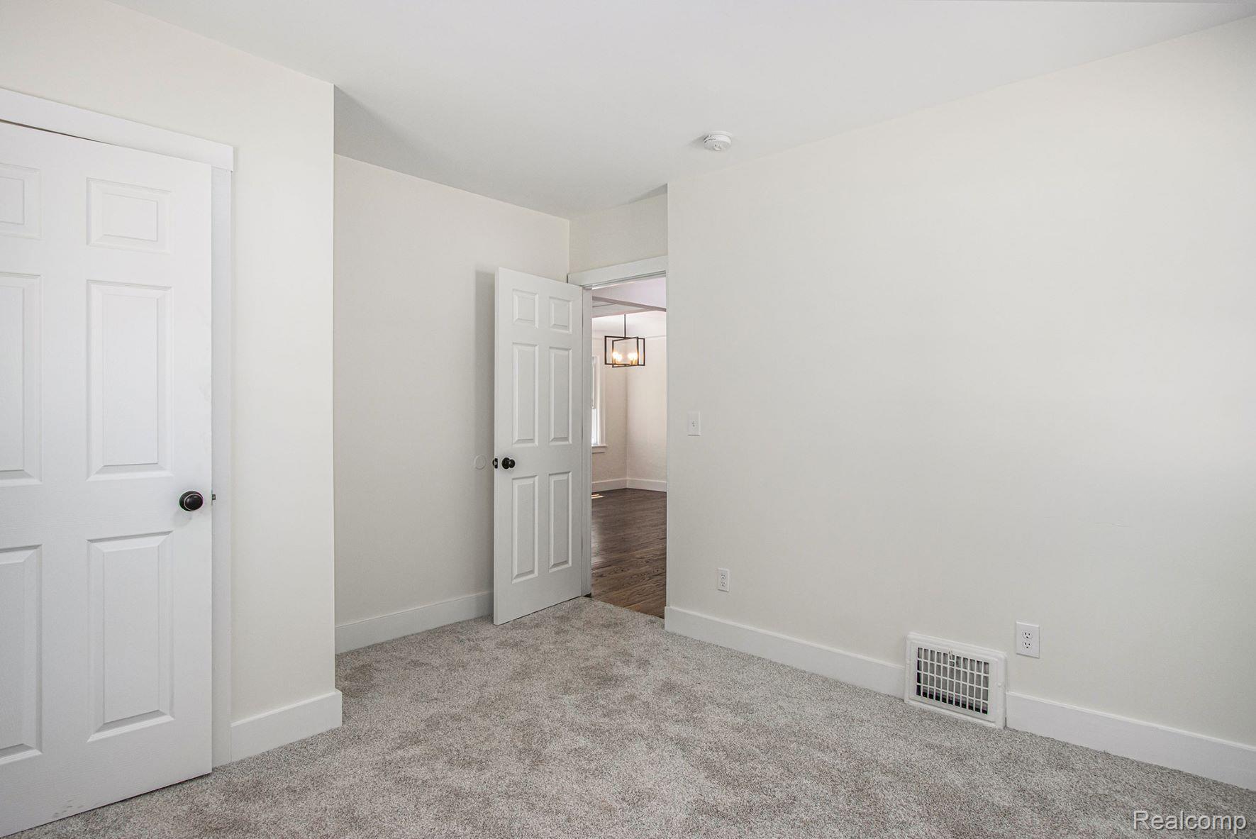 117 Mohawk Road Pontiac, MI 48341 - Photo 11 of 19 Main floor bedroom