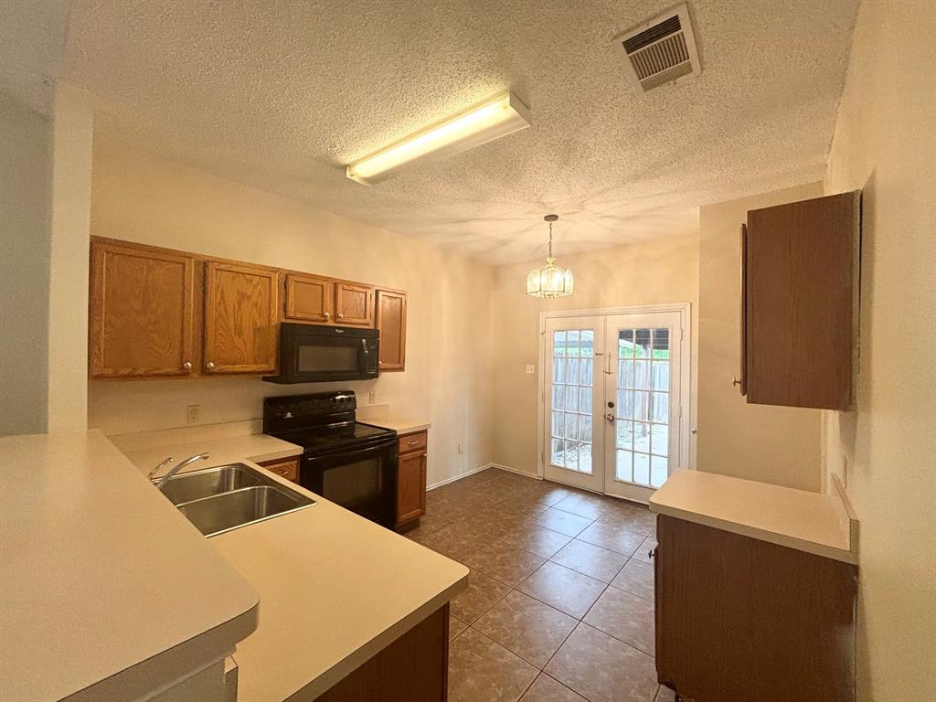 2915 Roxboro Road Euless, TX 76039 - Photo 6 of 22 Gallery Image 6