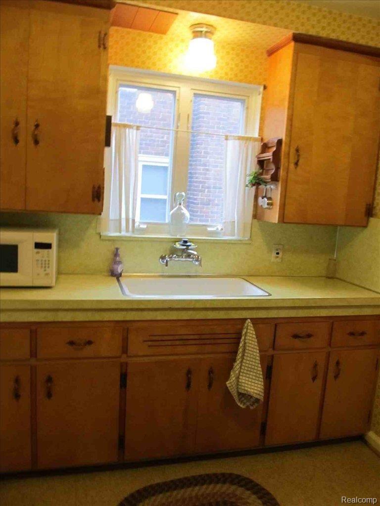 11681 Nottingham Road Detroit, MI 48224 - Photo 4 of 11 kitchen