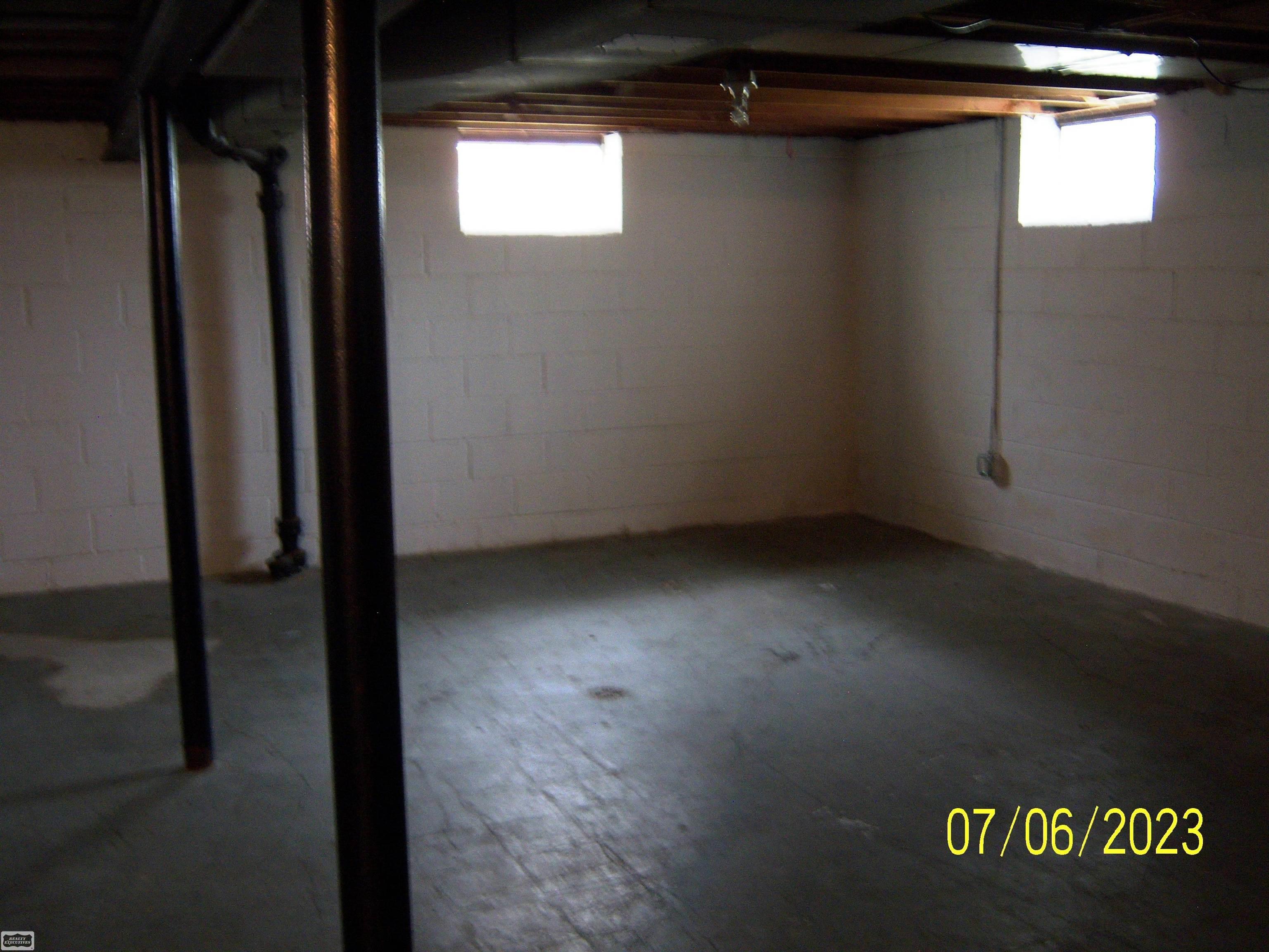 2189 Vernier Road Grosse Pointe, MI 48236 - Photo 19 of 32 50114567-18.JPG
