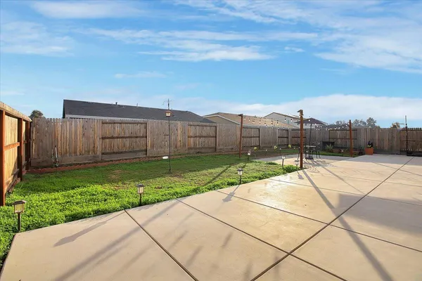 a view of a backyard