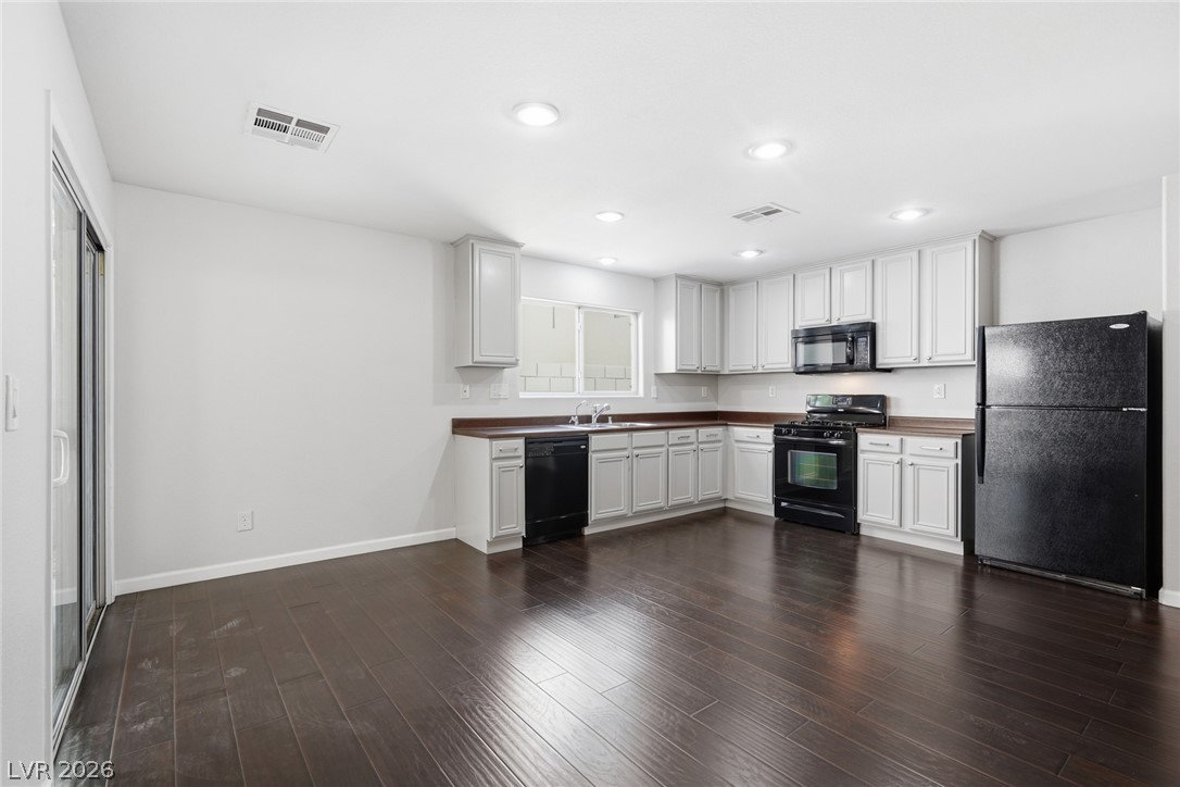 80 Lockheed Avenue Las Vegas, NV 89183 - Photo 10 of 40 Kitchen