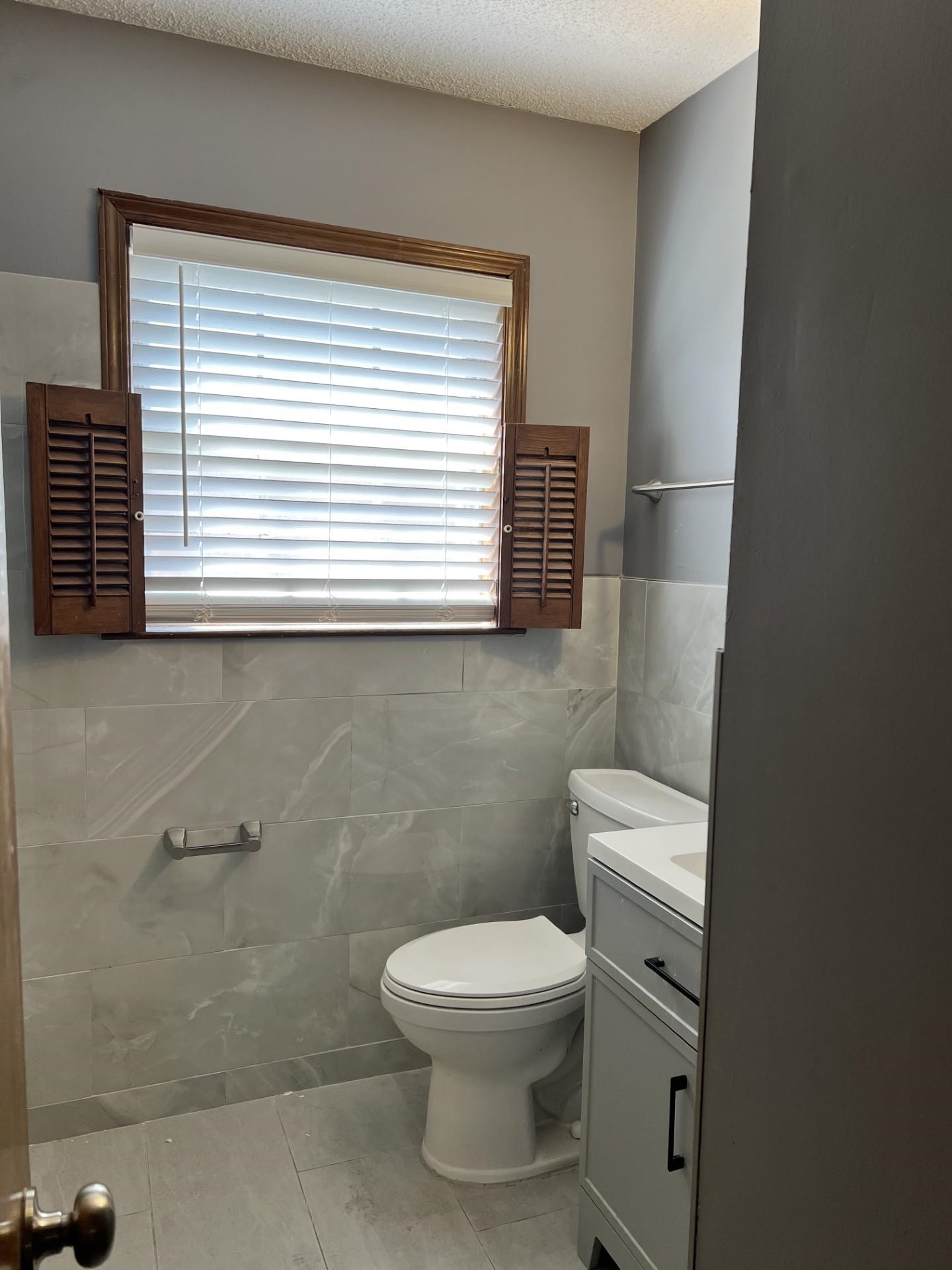 3472 Castleman Street Memphis, TN 38118 - Photo 28 of 30 a bathroom with a toilet a sink and a window