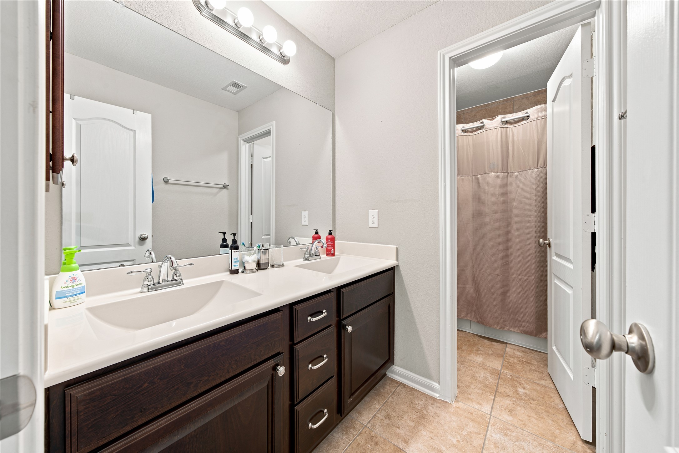 234 Dale Ridge Lane Dickinson, TX 77539 - Photo 26 of 31 Upstairs bathroom with dual vanities.
