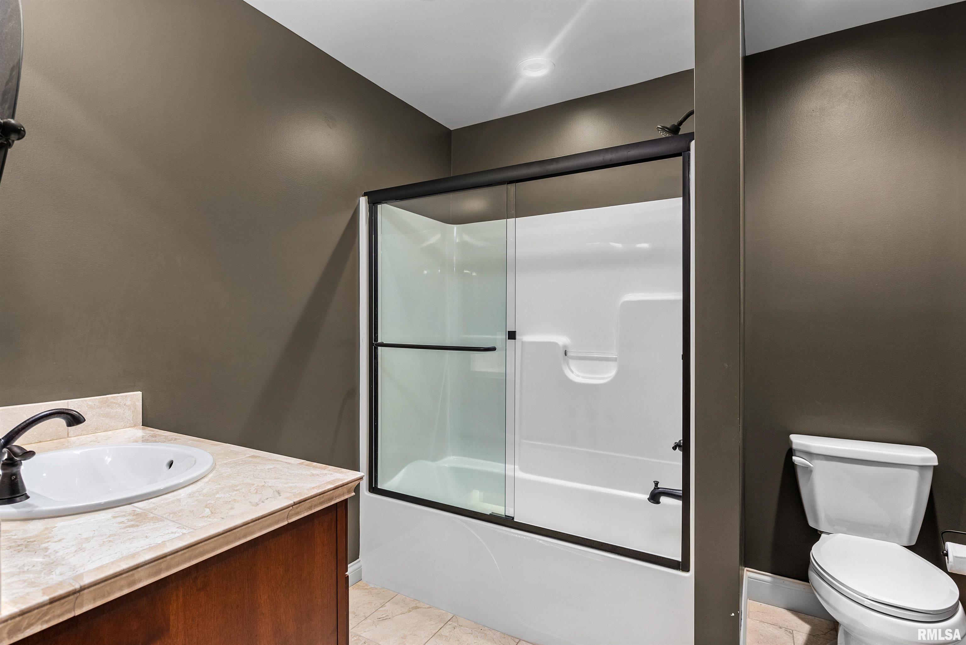 6401 Utica Ridge Road, Unit 10 Davenport, IA 52807 - Photo 13 of 34 Gallery Image 13