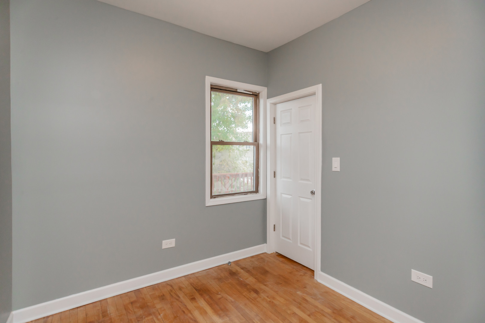 925 South Laflin Street, Unit 2R Chicago, IL 60607 - Photo 12 of 29 a view of an empty room with wooden floor and a window