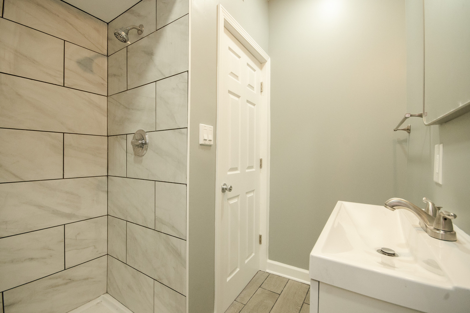 925 South Laflin Street, Unit 2R Chicago, IL 60607 - Photo 23 of 29 a bathroom with a sink and shower
