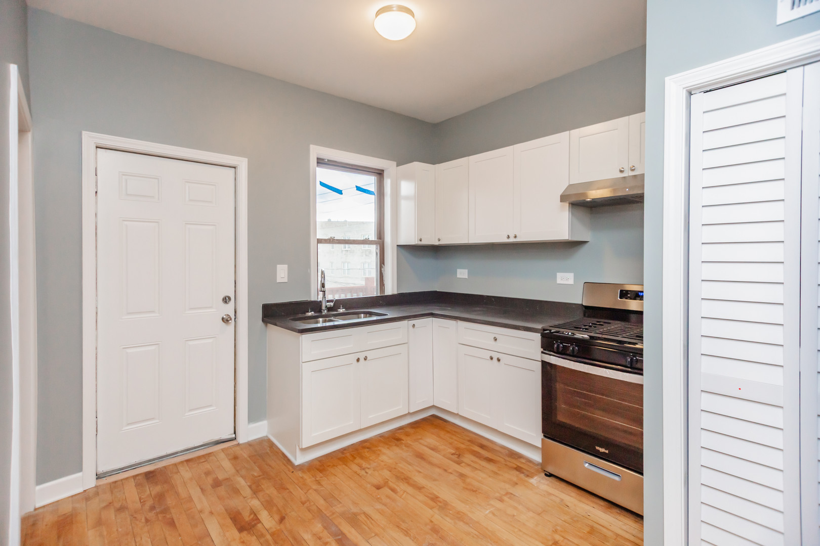 925 South Laflin Street, Unit 2R Chicago, IL 60607 - Photo 9 of 29 a kitchen with granite countertop a stove and a refrigerator