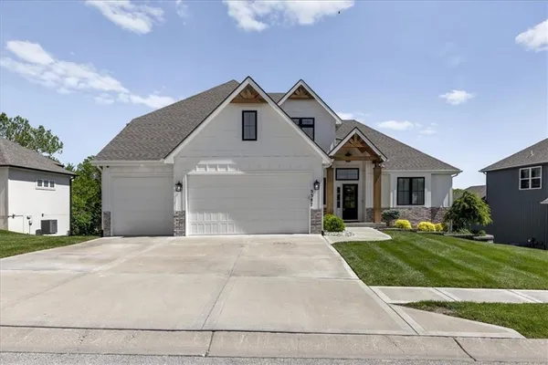 $914,900 | 5587 Thousand Oaks Drive, Parkville, MO 64152