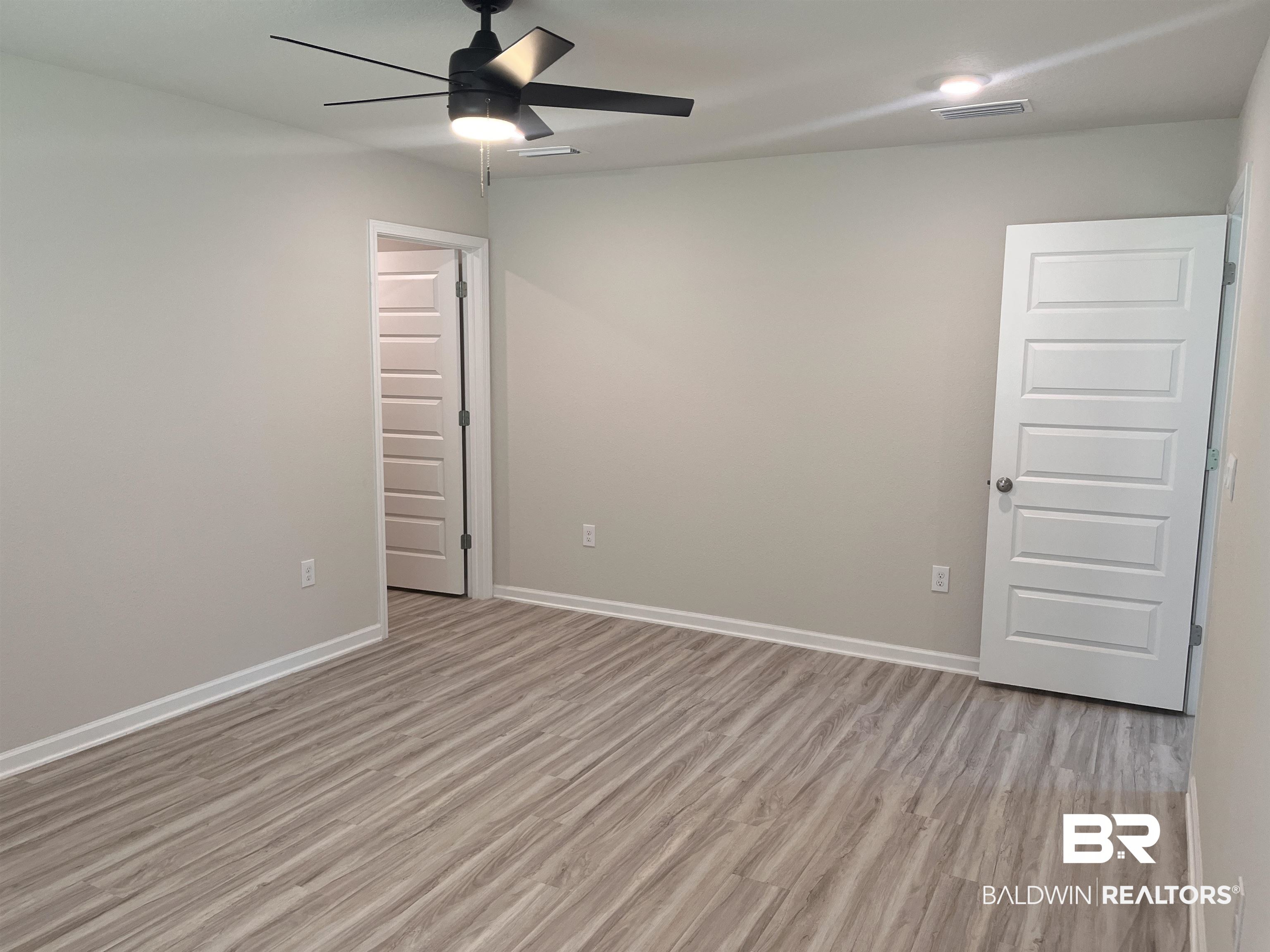 8891 Summer Bay Lane Foley, AL 36535 - Photo 28 of 54 With ensuite bathroom and walk-in closet.