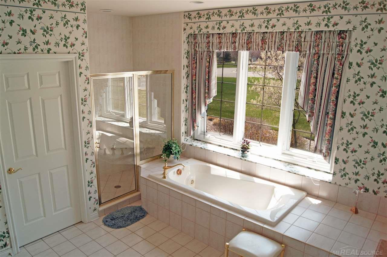1812 Fox Run Rochester, MI 48306 - Photo 46 of 58 31241619-45.JPG