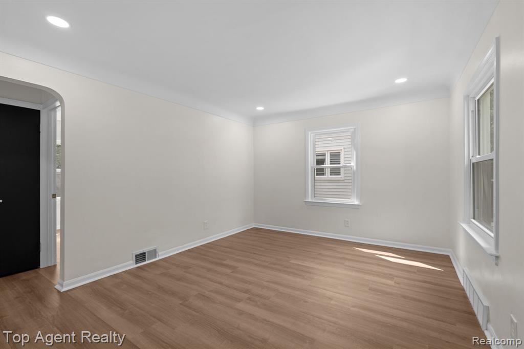 2169 Roslyn Road Grosse Pointe Woods, MI 48236 - Photo 7 of 43
