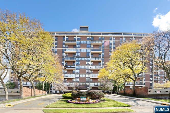 2 Horizon Road, Unit 404 Fort Lee, NJ 07024 - Photo 2 of 30 Gallery Image 2