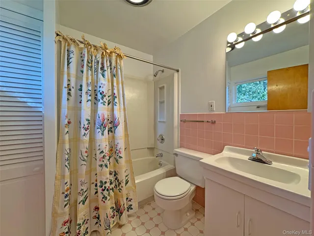 $900,000 | 461 Pinebrook Boulevard, New Rochelle, NY 10804