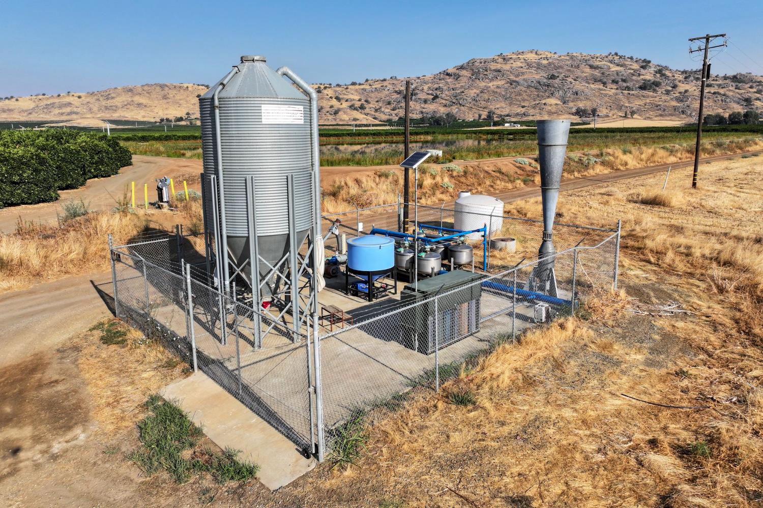 3905 South Hills Valley Road Orange Cove, CA 93646 - Photo 8 of 12 a view of a chairs and table in the terrace
