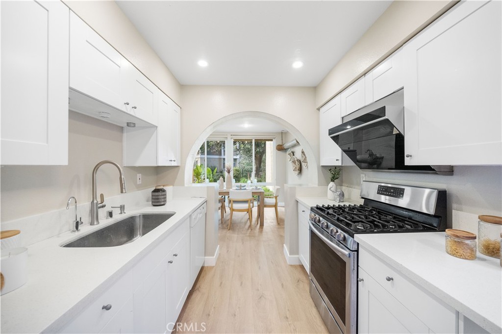 136 Pineview Irvine, CA 92620 - Photo 6 of 25