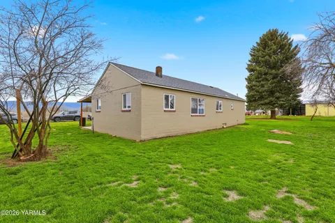 a view of a house with backyard