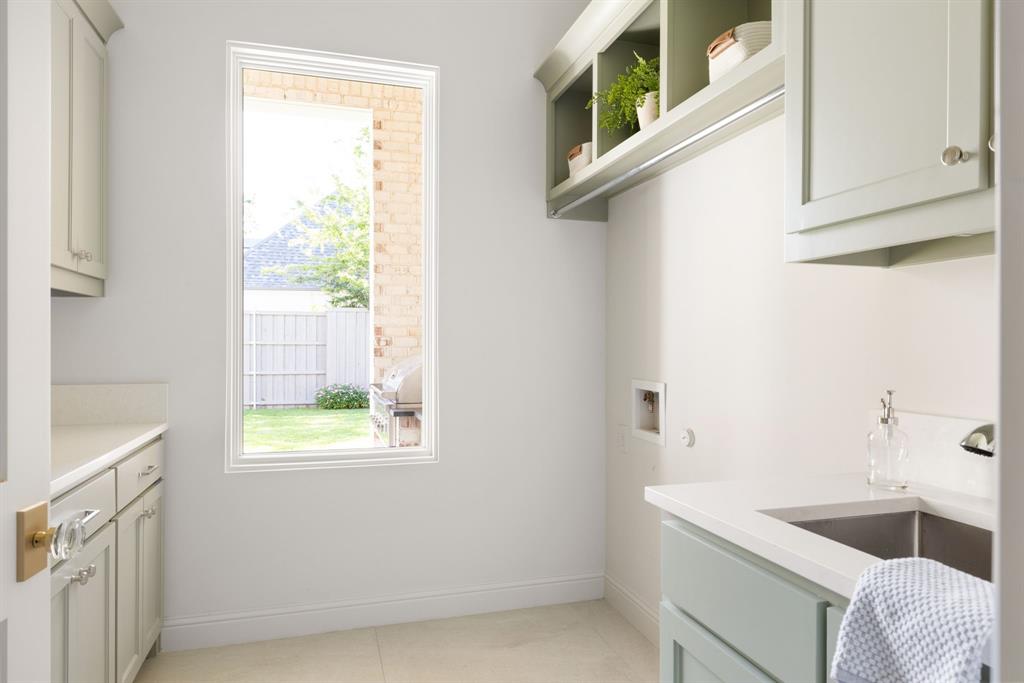 6541 Oriole Drive Dallas, TX 75209 - Photo 14 of 31 a bathroom with a tub sink and window