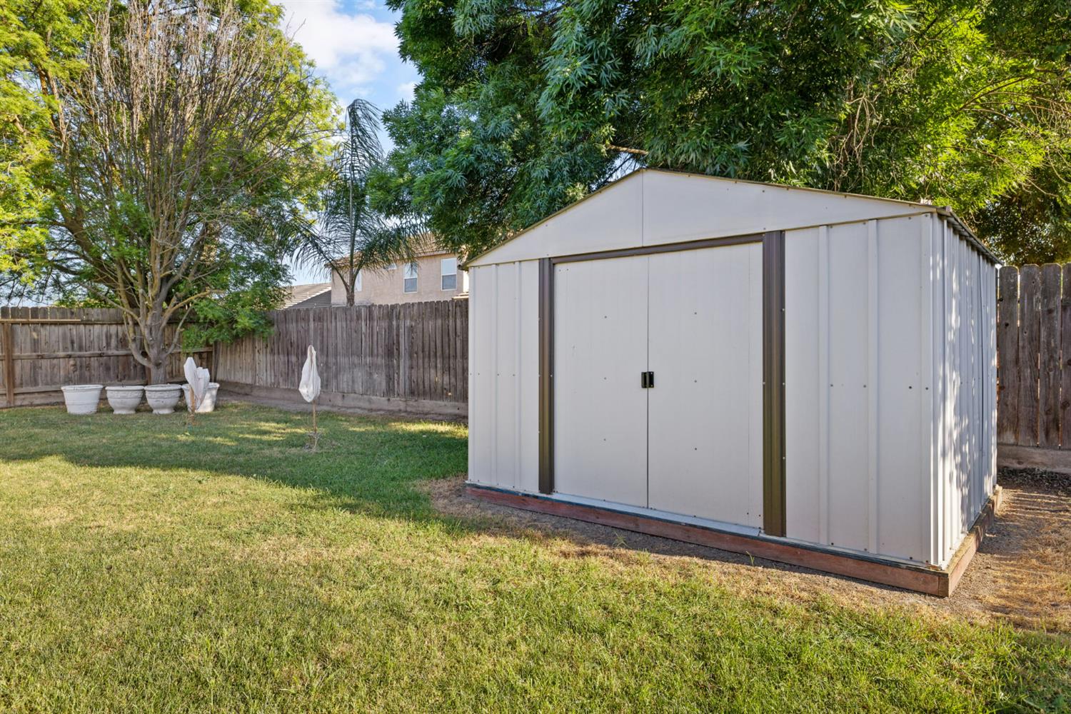 1963 West Merritt Street Hanford, CA 93230 - Photo 31 of 32 a backyard of a house