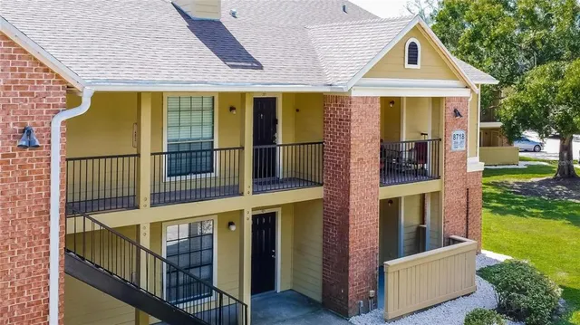 a view of a house with backyard and porch