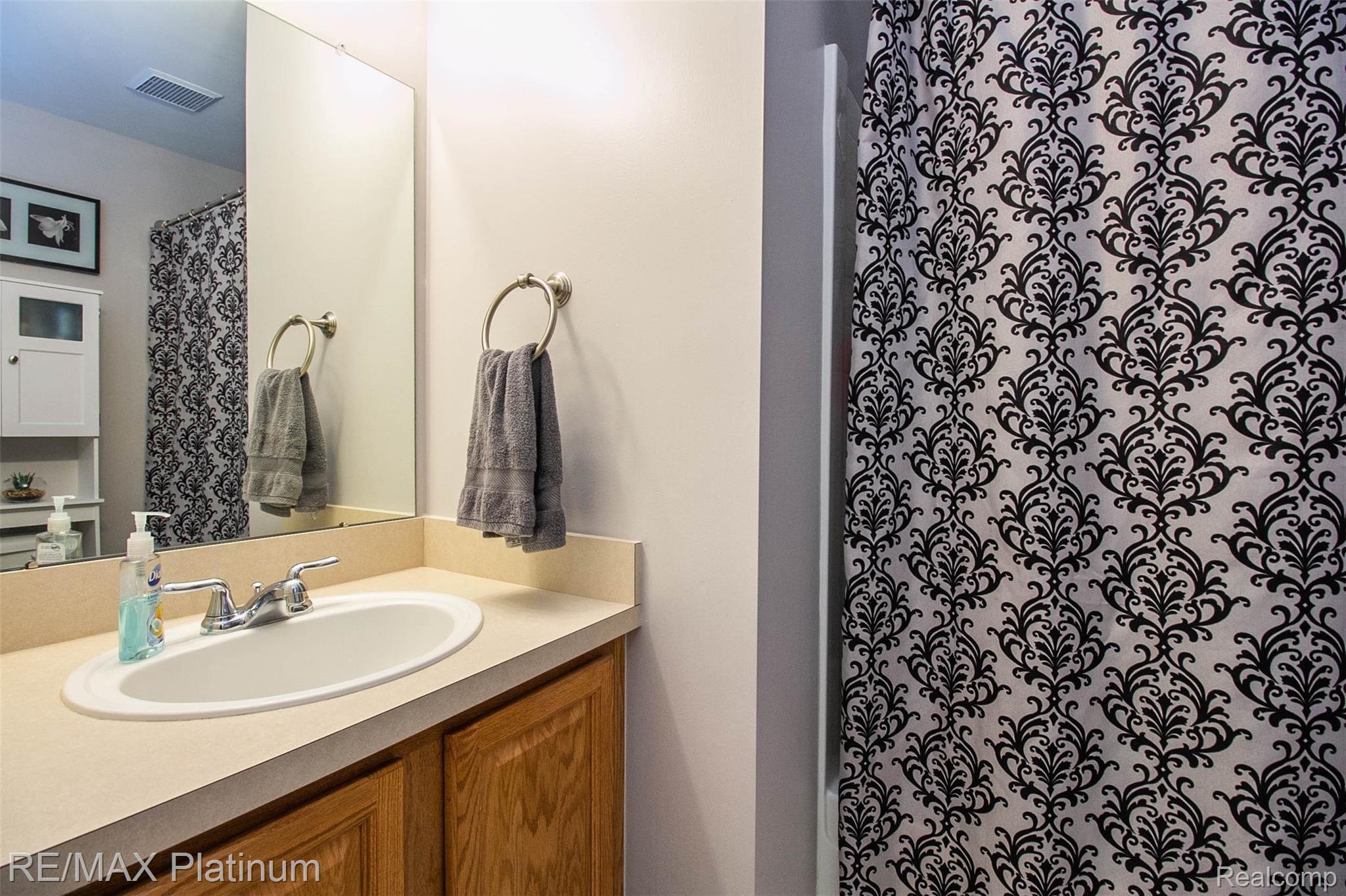 16970 Farmington Road, Unit 12 Livonia, MI 48154 - Photo 21 of 26 17.jpg